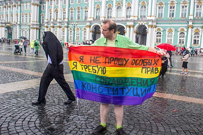 пикет с флагом ЛГБТ