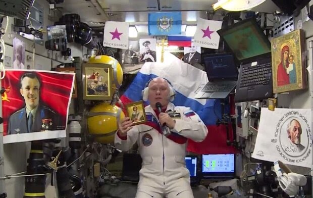 Космонавт с иконой
