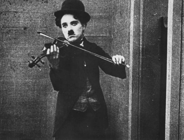 Чарли Чаплин со скрипкой